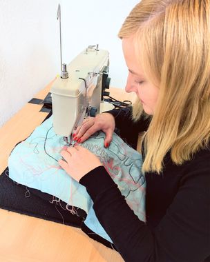 Andrea Ziegler näht. Foto: Horst-Janssen-Museum