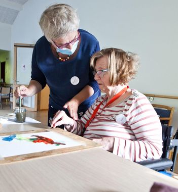 Teilnehmerin bei einer kunstgeragogischen Veranstaltung in einer Senioreneinrichtung. Foto: Gerlinde Domininghaus