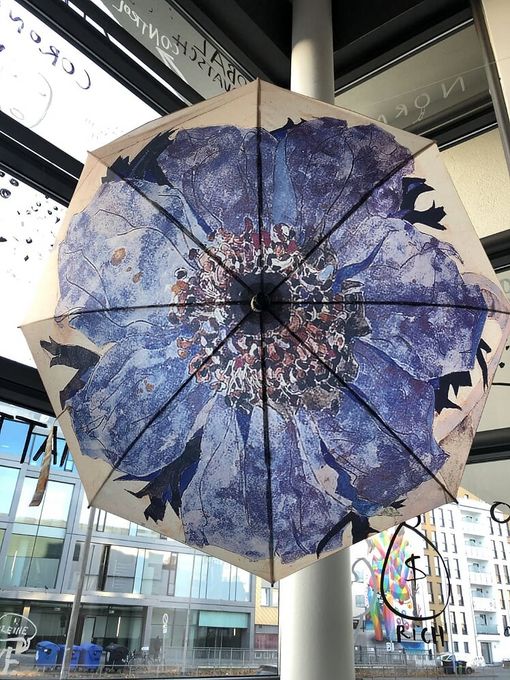 Regenschirm "Blaue Anemone". © Horst-Janssen-Museum