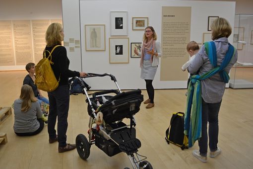 Mütter mit Babys und Kinderwagen. Foto: Horst-Janssen-Museum