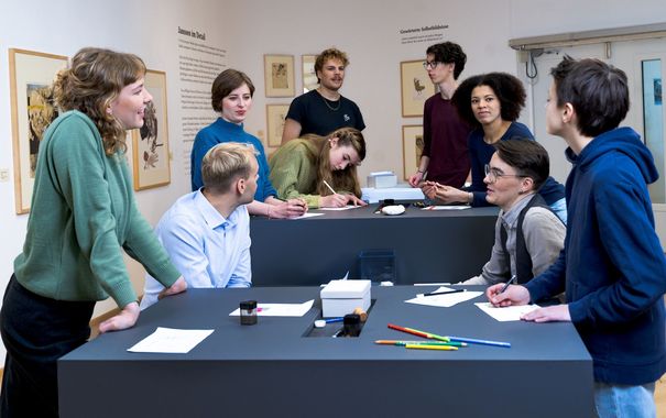 Besucher/innen betätigen sich kreativ am Zeichentisch im Horst-Janssen-Museum, Foto: Studio 3x3