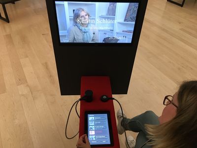 Besucherin schaut ein Video in der Dauer-Ausstellung. Foto: Horst-Janssen-Museum