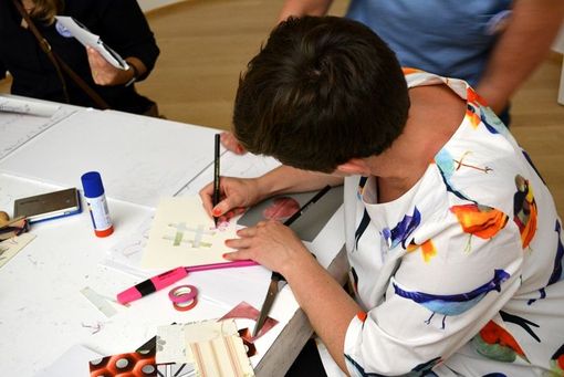 Besucherin kreativ im Museum. Foto: Horst-Janssen-Museum