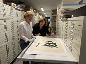 Jutta Moster-Hoos und Sabine Siebel begutachten Leihgaben für Braunschweig. Foto: Horst-Janssen-Museum