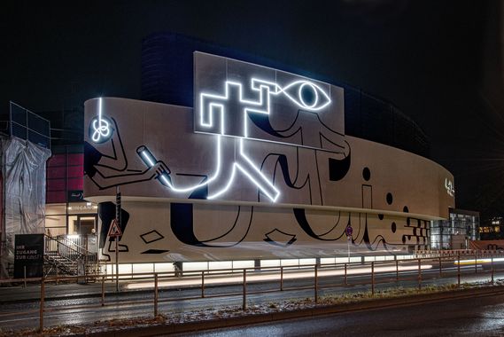 Christoph Niemann, "Current Lines" on the façade of the Horst Janssen Museum Oldenburg, night view, 2023, Photo: Andrey Gradetchliev
