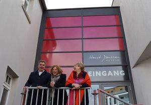 Vor dem neuen Seiteneingang des Horst-Janssen-Museums: (v.l.) Oberbürgermeister Jürgen Krogmann, Museumsleiterin Dr. Jutta Moster-Hoos und Kuratorin Antje Tietken. Foto: Horst-Janssen-Museum