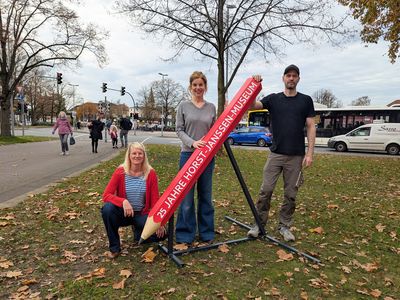 (v.l.) Marketingreferentin Annika Brodé, Museumsleiterin Jutta Moster-Hoos und Künstler Tim Lorenz mit dem fertigen Stift. Foto: Horst-Janssen-Museum