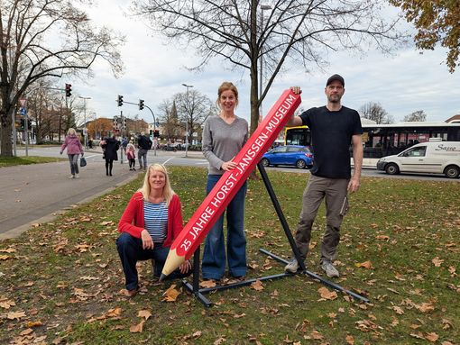 (v.l.) Marketingreferentin Annika Brodé, Museumsleiterin Jutta Moster-Hoos und Künstler Tim Lorenz mit dem fertigen Stift. Foto: Horst-Janssen-Museum