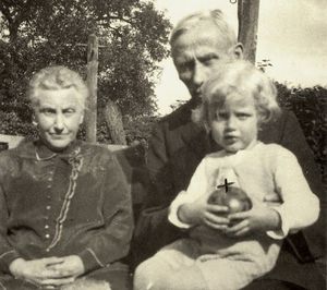 Horst Janssen als Kind mit seinen Großeltern. Foto: Janssen-Nachlass