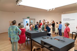 Museumsgäste bei einer Führung im Horst-Janssen-Museum. Foto: Max Haß